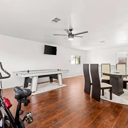 5 Bedrooms w/ Hot Tub, Chefs Kitchen, Game Lounge